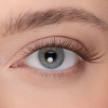 Ojos azules y pestañas inocentes