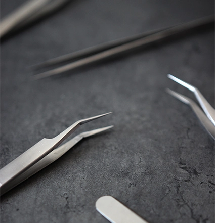 Un primer plano de pinzas para pestañas